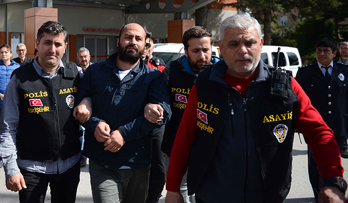 Eskişehir Osmangazi Üniversitesi Eğitim Fakültesinde 4 kişiyi öldüren öğretim görevlisi Volkan Bayar ile eşi Saadet Aylin Bayar sağlık kontrolünün ardından adliyeye sevk edildi. 