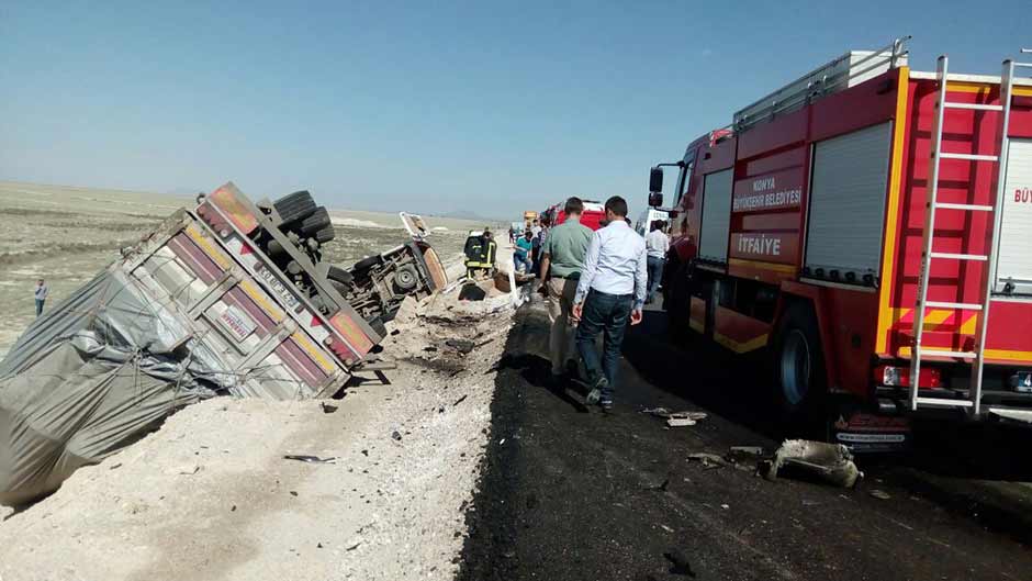 Konya'nın Ereğli İlçesi'nde TIR ile minibüs çarpıştı. Kazada ilk belirlemelere göre 7 kişi öldü, 5 kişi yaralandı.