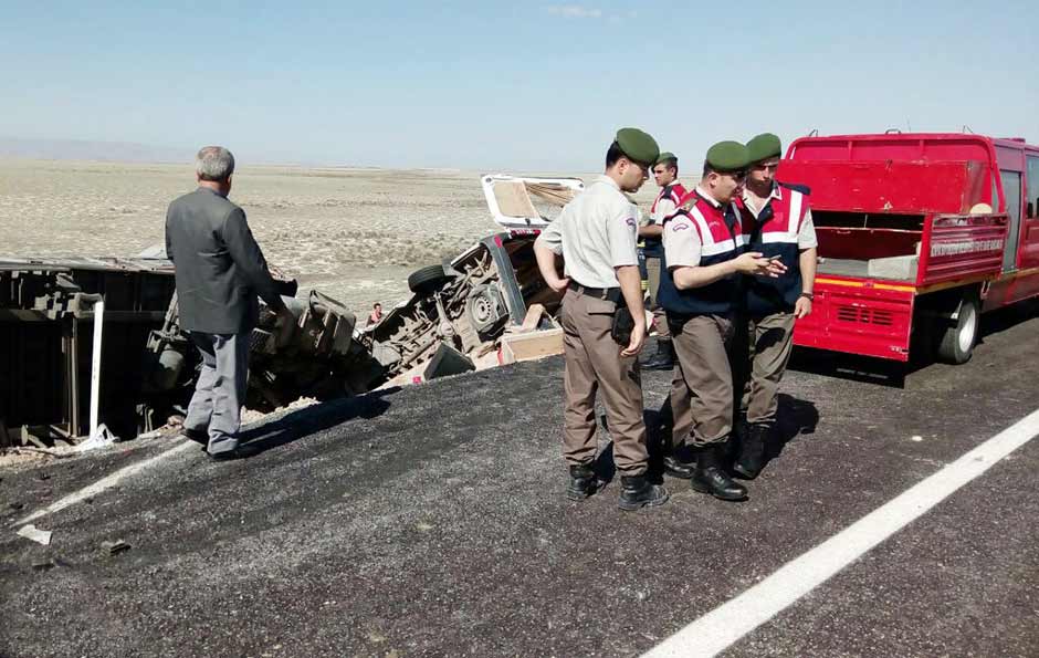 Konya'nın Ereğli İlçesi'nde TIR ile minibüs çarpıştı. Kazada ilk belirlemelere göre 7 kişi öldü, 5 kişi yaralandı.