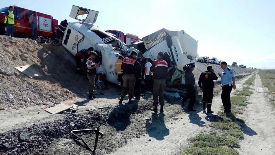 Konya'nın Ereğli İlçesi'nde TIR ile minibüs çarpıştı. Kazada ilk belirlemelere göre 7 kişi öldü, 5 kişi yaralandı.