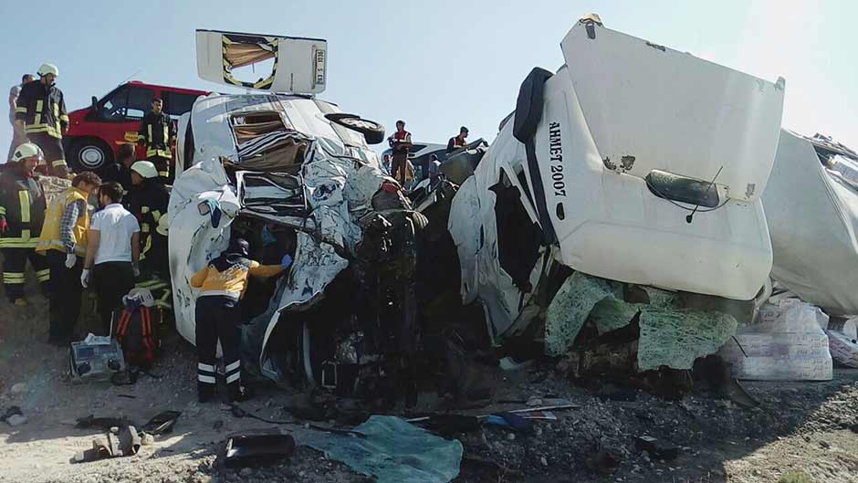 Konya'nın Ereğli İlçesi'nde TIR ile minibüs çarpıştı. Kazada ilk belirlemelere göre 7 kişi öldü, 5 kişi yaralandı.