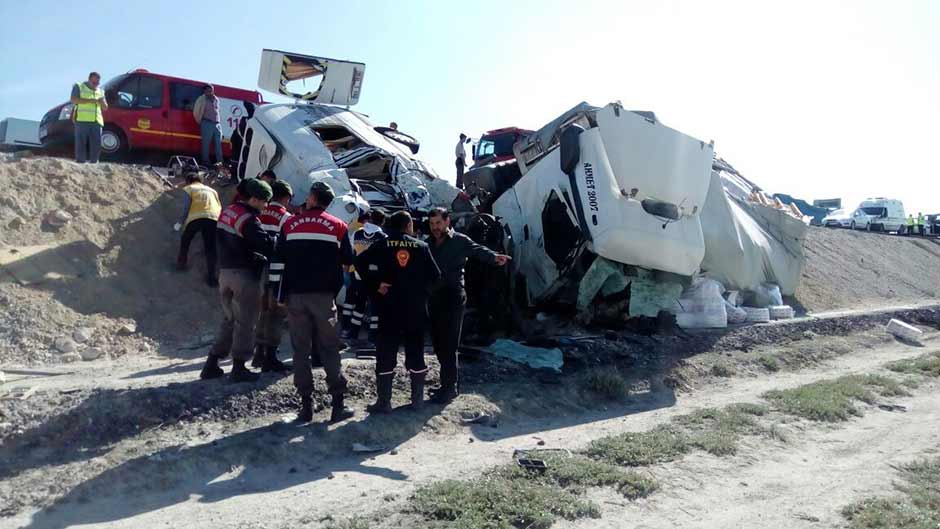 Konya'nın Ereğli İlçesi'nde TIR ile minibüs çarpıştı. Kazada ilk belirlemelere göre 7 kişi öldü, 5 kişi yaralandı.