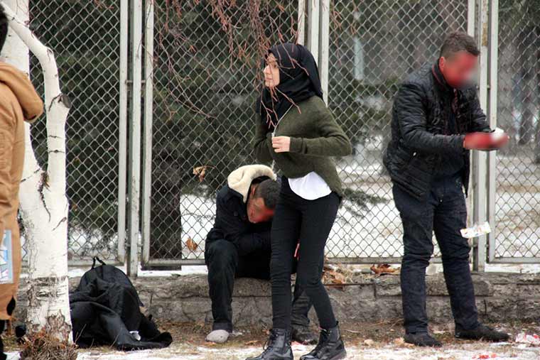 Kayseri'den son dakika haberi.. Kayseri'de Erciyes Üniversitesi kampüsünde bugün saat 08.45'de bir halk otobüsünde patlama meydana geldi. Patlamada yaralıların bulunduğu bildirilirken, olay yerine ambulanslar sevkedildi.