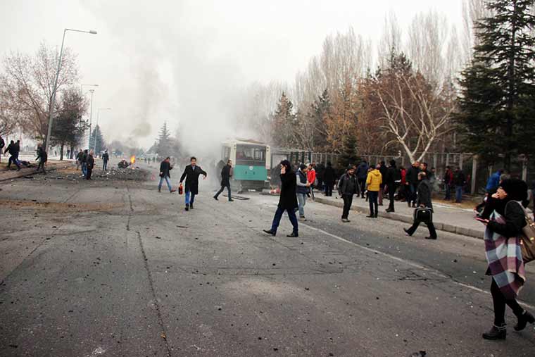 Kayseri'den son dakika haberi.. Kayseri'de Erciyes Üniversitesi kampüsünde bugün saat 08.45'de bir halk otobüsünde patlama meydana geldi. Patlamada yaralıların bulunduğu bildirilirken, olay yerine ambulanslar sevkedildi.