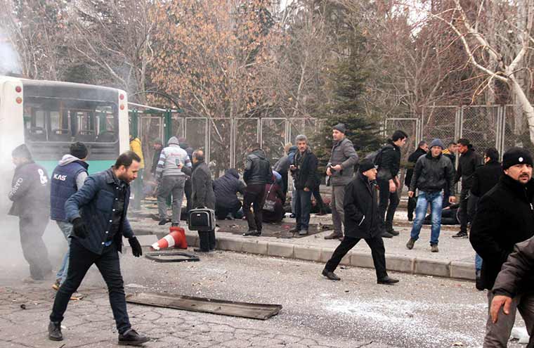 Kayseri'den son dakika haberi.. Kayseri'de Erciyes Üniversitesi kampüsünde bugün saat 08.45'de bir halk otobüsünde patlama meydana geldi. Patlamada yaralıların bulunduğu bildirilirken, olay yerine ambulanslar sevkedildi.