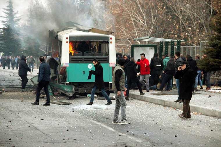 Kayseri'den son dakika haberi.. Kayseri'de Erciyes Üniversitesi kampüsünde bugün saat 08.45'de bir halk otobüsünde patlama meydana geldi. Patlamada yaralıların bulunduğu bildirilirken, olay yerine ambulanslar sevkedildi.