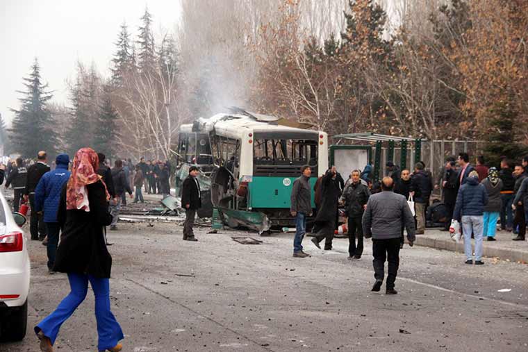 Kayseri'den son dakika haberi.. Kayseri'de Erciyes Üniversitesi kampüsünde bugün saat 08.45'de bir halk otobüsünde patlama meydana geldi. Patlamada yaralıların bulunduğu bildirilirken, olay yerine ambulanslar sevkedildi.