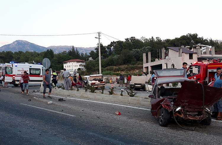 Muğla'nın Seydikemer ilçesinde iki otomobil kafa kafaya çarpıştı. Otomobillerden biri ortadan ikiye bölünürken, kazada 4 kişi yaralandı. 