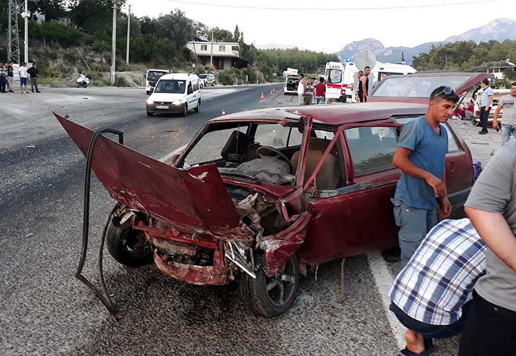 Muğla'nın Seydikemer ilçesinde iki otomobil kafa kafaya çarpıştı. Otomobillerden biri ortadan ikiye bölünürken, kazada 4 kişi yaralandı. 