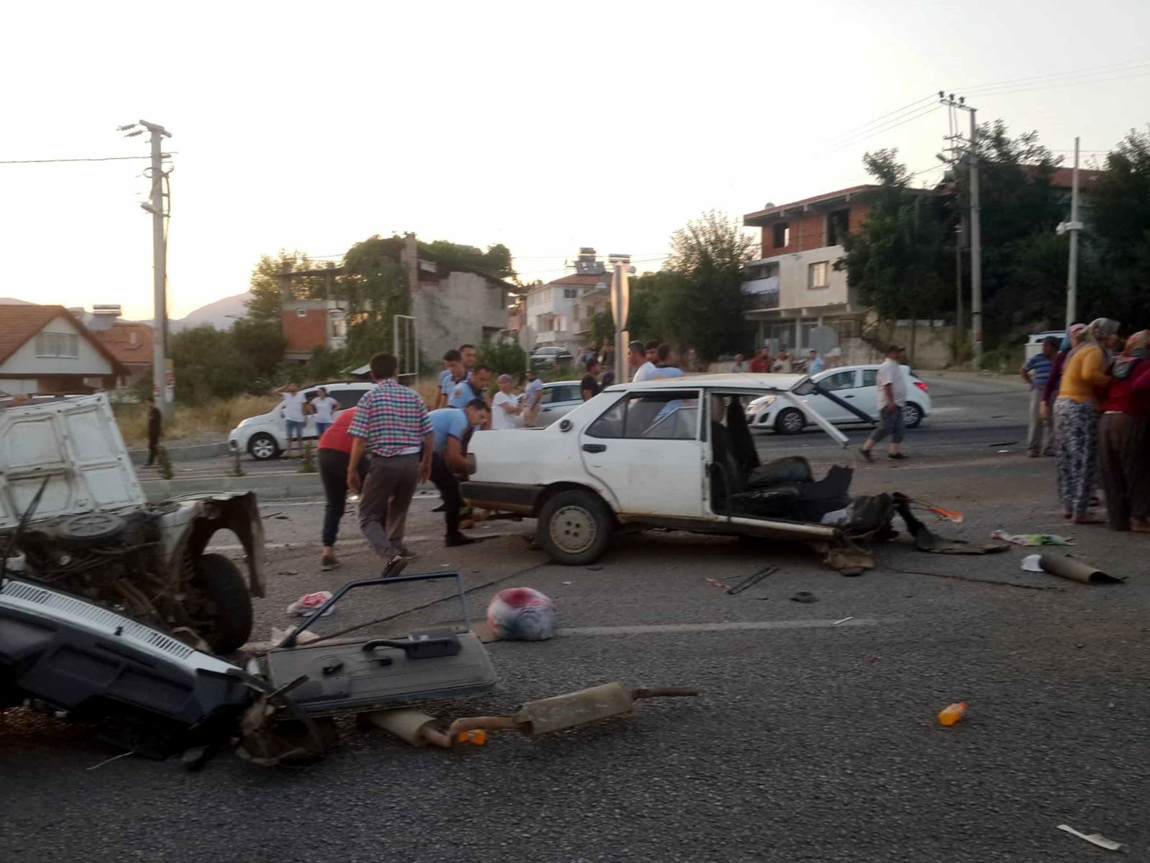 Muğla'nın Seydikemer ilçesinde iki otomobil kafa kafaya çarpıştı. Otomobillerden biri ortadan ikiye bölünürken, kazada 4 kişi yaralandı. 