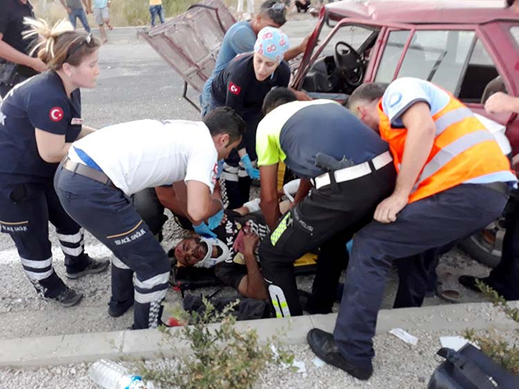 Muğla'nın Seydikemer ilçesinde iki otomobil kafa kafaya çarpıştı. Otomobillerden biri ortadan ikiye bölünürken, kazada 4 kişi yaralandı. 