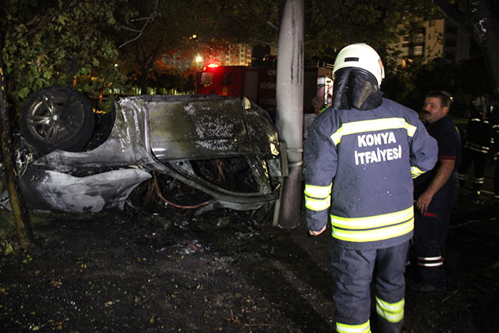 Konya'da refüjdeki ağaçlar ile aydınlatma direğine çarptıktan sonra alev alan otomobildeki 3 kişi öldü, 2 kişi yaralandı.