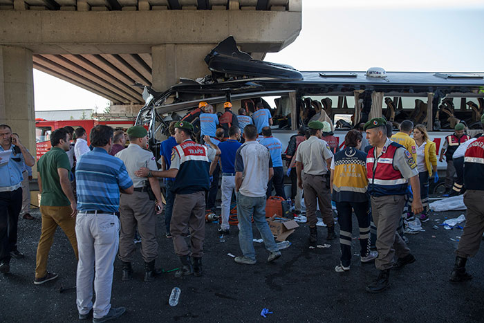 Eskişehir-Ankara karayolunda yolcu otobüsünün köprü ayağına çarpması sonucu ilk belirlemelere göre 5 kişi öldü, çok sayıda kişi yaralandı.İzmir'den Ankara'ya gelen Uğur Durmaz'ın kullandığı 53 DJ 338 plakalı yolcu otobüsü, Ankara'ya 35 kilometre kala Ballıkuyumcu mevkisinde kontrolden çıkarak köprü ayağına çarptı. Kazada ilk belirlemelere göre 5 kişi yaşamını yitirdi, çok sayıda kişi yaralandı. Kazayı haber alan bazı yolcu yakınları olay yerine gelerek bilgi almaya çalışırken gözyaşları içinde kurtarma çalışmalarını izledi.