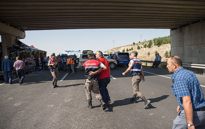 Eskişehir-Ankara karayolunda yolcu otobüsünün köprü ayağına çarpması sonucu ilk belirlemelere göre 5 kişi öldü, çok sayıda kişi yaralandı.İzmir'den Ankara'ya gelen Uğur Durmaz'ın kullandığı 53 DJ 338 plakalı yolcu otobüsü, Ankara'ya 35 kilometre kala Ballıkuyumcu mevkisinde kontrolden çıkarak köprü ayağına çarptı. Kazada ilk belirlemelere göre 5 kişi yaşamını yitirdi, çok sayıda kişi yaralandı. Kazayı haber alan bazı yolcu yakınları olay yerine gelerek bilgi almaya çalışırken gözyaşları içinde kurtarma çalışmalarını izledi.