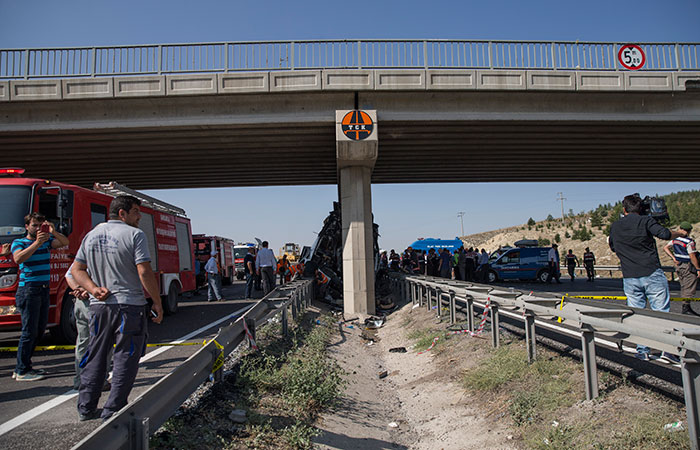 Eskişehir-Ankara karayolunda yolcu otobüsünün köprü ayağına çarpması sonucu ilk belirlemelere göre 5 kişi öldü, çok sayıda kişi yaralandı.İzmir'den Ankara'ya gelen Uğur Durmaz'ın kullandığı 53 DJ 338 plakalı yolcu otobüsü, Ankara'ya 35 kilometre kala Ballıkuyumcu mevkisinde kontrolden çıkarak köprü ayağına çarptı. Kazada ilk belirlemelere göre 5 kişi yaşamını yitirdi, çok sayıda kişi yaralandı. Kazayı haber alan bazı yolcu yakınları olay yerine gelerek bilgi almaya çalışırken gözyaşları içinde kurtarma çalışmalarını izledi.