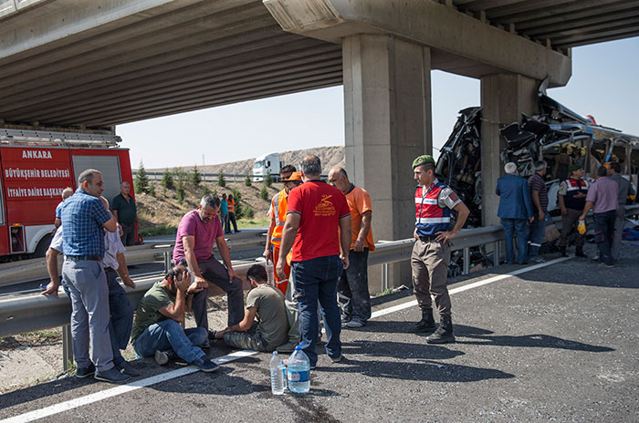 Eskişehir-Ankara karayolunda yolcu otobüsünün köprü ayağına çarpması sonucu ilk belirlemelere göre 5 kişi öldü, çok sayıda kişi yaralandı.İzmir'den Ankara'ya gelen Uğur Durmaz'ın kullandığı 53 DJ 338 plakalı yolcu otobüsü, Ankara'ya 35 kilometre kala Ballıkuyumcu mevkisinde kontrolden çıkarak köprü ayağına çarptı. Kazada ilk belirlemelere göre 5 kişi yaşamını yitirdi, çok sayıda kişi yaralandı. Kazayı haber alan bazı yolcu yakınları olay yerine gelerek bilgi almaya çalışırken gözyaşları içinde kurtarma çalışmalarını izledi.