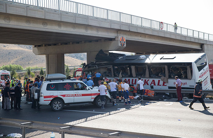 Eskişehir-Ankara karayolunda yolcu otobüsünün köprü ayağına çarpması sonucu ilk belirlemelere göre 5 kişi öldü, çok sayıda kişi yaralandı.İzmir'den Ankara'ya gelen Uğur Durmaz'ın kullandığı 53 DJ 338 plakalı yolcu otobüsü, Ankara'ya 35 kilometre kala Ballıkuyumcu mevkisinde kontrolden çıkarak köprü ayağına çarptı. Kazada ilk belirlemelere göre 5 kişi yaşamını yitirdi, çok sayıda kişi yaralandı. Kazayı haber alan bazı yolcu yakınları olay yerine gelerek bilgi almaya çalışırken gözyaşları içinde kurtarma çalışmalarını izledi.