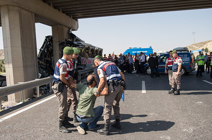 Eskişehir-Ankara karayolunda yolcu otobüsünün köprü ayağına çarpması sonucu ilk belirlemelere göre 5 kişi öldü, çok sayıda kişi yaralandı.İzmir'den Ankara'ya gelen Uğur Durmaz'ın kullandığı 53 DJ 338 plakalı yolcu otobüsü, Ankara'ya 35 kilometre kala Ballıkuyumcu mevkisinde kontrolden çıkarak köprü ayağına çarptı. Kazada ilk belirlemelere göre 5 kişi yaşamını yitirdi, çok sayıda kişi yaralandı. Kazayı haber alan bazı yolcu yakınları olay yerine gelerek bilgi almaya çalışırken gözyaşları içinde kurtarma çalışmalarını izledi.