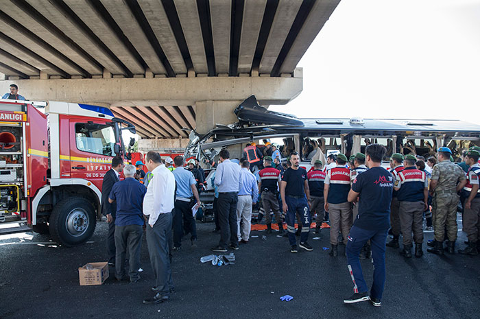 Eskişehir-Ankara karayolunda yolcu otobüsünün köprü ayağına çarpması sonucu ilk belirlemelere göre 5 kişi öldü, çok sayıda kişi yaralandı.İzmir'den Ankara'ya gelen Uğur Durmaz'ın kullandığı 53 DJ 338 plakalı yolcu otobüsü, Ankara'ya 35 kilometre kala Ballıkuyumcu mevkisinde kontrolden çıkarak köprü ayağına çarptı. Kazada ilk belirlemelere göre 5 kişi yaşamını yitirdi, çok sayıda kişi yaralandı. Kazayı haber alan bazı yolcu yakınları olay yerine gelerek bilgi almaya çalışırken gözyaşları içinde kurtarma çalışmalarını izledi.