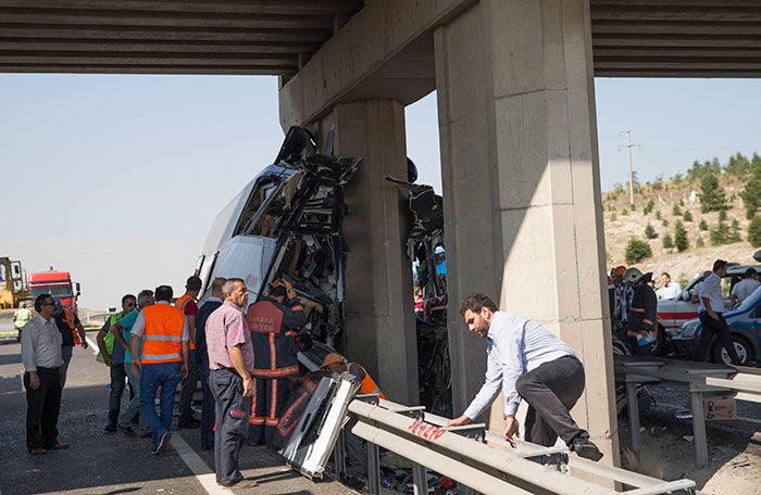 Eskişehir-Ankara karayolunda yolcu otobüsünün köprü ayağına çarpması sonucu ilk belirlemelere göre 5 kişi öldü, çok sayıda kişi yaralandı.İzmir'den Ankara'ya gelen Uğur Durmaz'ın kullandığı 53 DJ 338 plakalı yolcu otobüsü, Ankara'ya 35 kilometre kala Ballıkuyumcu mevkisinde kontrolden çıkarak köprü ayağına çarptı. Kazada ilk belirlemelere göre 5 kişi yaşamını yitirdi, çok sayıda kişi yaralandı. Kazayı haber alan bazı yolcu yakınları olay yerine gelerek bilgi almaya çalışırken gözyaşları içinde kurtarma çalışmalarını izledi.