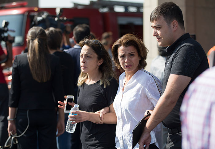 Eskişehir-Ankara karayolunda yolcu otobüsünün köprü ayağına çarpması sonucu ilk belirlemelere göre 5 kişi öldü, çok sayıda kişi yaralandı.İzmir'den Ankara'ya gelen Uğur Durmaz'ın kullandığı 53 DJ 338 plakalı yolcu otobüsü, Ankara'ya 35 kilometre kala Ballıkuyumcu mevkisinde kontrolden çıkarak köprü ayağına çarptı. Kazada ilk belirlemelere göre 5 kişi yaşamını yitirdi, çok sayıda kişi yaralandı. Kazayı haber alan bazı yolcu yakınları olay yerine gelerek bilgi almaya çalışırken gözyaşları içinde kurtarma çalışmalarını izledi.