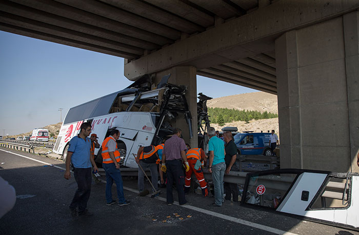 Eskişehir-Ankara karayolunda yolcu otobüsünün köprü ayağına çarpması sonucu ilk belirlemelere göre 5 kişi öldü, çok sayıda kişi yaralandı.İzmir'den Ankara'ya gelen Uğur Durmaz'ın kullandığı 53 DJ 338 plakalı yolcu otobüsü, Ankara'ya 35 kilometre kala Ballıkuyumcu mevkisinde kontrolden çıkarak köprü ayağına çarptı. Kazada ilk belirlemelere göre 5 kişi yaşamını yitirdi, çok sayıda kişi yaralandı. Kazayı haber alan bazı yolcu yakınları olay yerine gelerek bilgi almaya çalışırken gözyaşları içinde kurtarma çalışmalarını izledi.