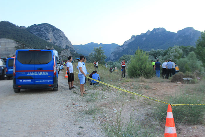 Bilecik’in Osmaneli ilçesinde, Kocaeli'den hasta ziyaretinden dönerken İçmeler mevkiinde bir otomobilin Sakarya Nehri'ne devrilmesi sonucu aynı aileden 3 kişi hayatını kaybetti.