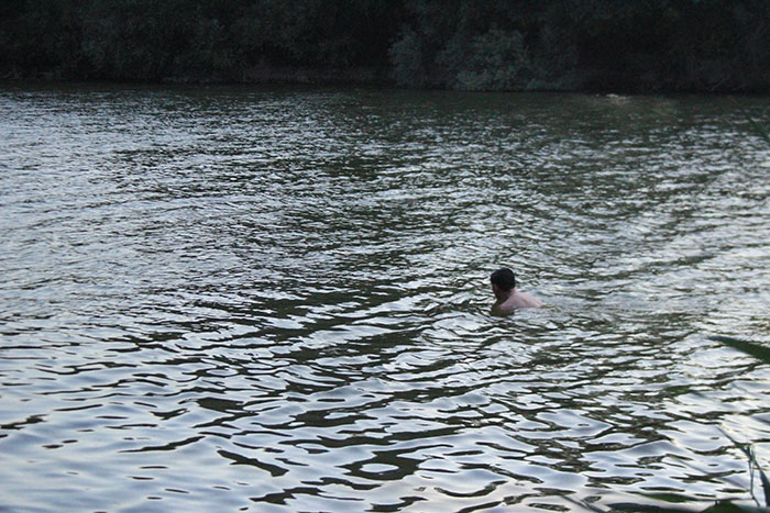 Bilecik’in Osmaneli ilçesinde, Kocaeli'den hasta ziyaretinden dönerken İçmeler mevkiinde bir otomobilin Sakarya Nehri'ne devrilmesi sonucu aynı aileden 3 kişi hayatını kaybetti.