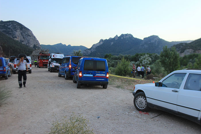 Bilecik’in Osmaneli ilçesinde, Kocaeli'den hasta ziyaretinden dönerken İçmeler mevkiinde bir otomobilin Sakarya Nehri'ne devrilmesi sonucu aynı aileden 3 kişi hayatını kaybetti.