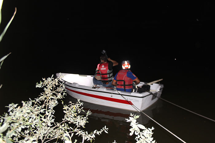 Bilecik’in Osmaneli ilçesinde, Kocaeli'den hasta ziyaretinden dönerken İçmeler mevkiinde bir otomobilin Sakarya Nehri'ne devrilmesi sonucu aynı aileden 3 kişi hayatını kaybetti.