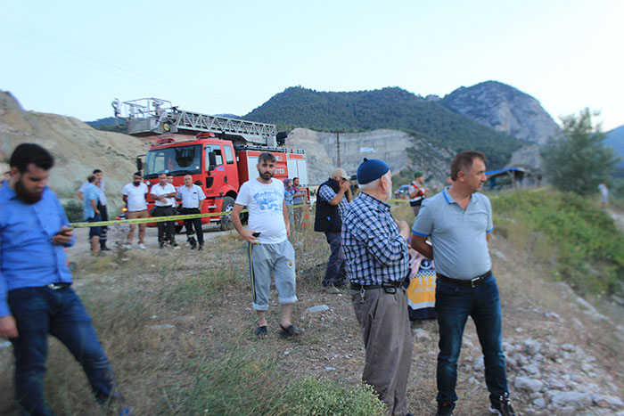 Bilecik’in Osmaneli ilçesinde, Kocaeli'den hasta ziyaretinden dönerken İçmeler mevkiinde bir otomobilin Sakarya Nehri'ne devrilmesi sonucu aynı aileden 3 kişi hayatını kaybetti.