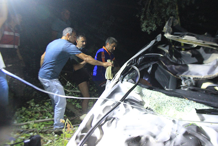 Bilecik’in Osmaneli ilçesinde, Kocaeli'den hasta ziyaretinden dönerken İçmeler mevkiinde bir otomobilin Sakarya Nehri'ne devrilmesi sonucu aynı aileden 3 kişi hayatını kaybetti.