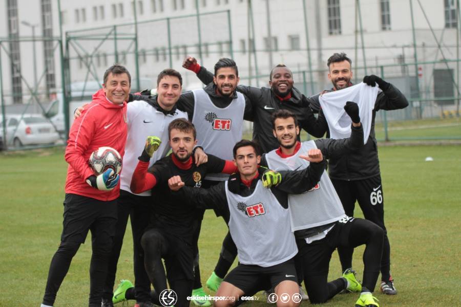 Eskişehirspor'un dün yaptığı antrenman renkli görüntülere sahne oldu. Çift kale maçta kazanan takımın motivasyon koçu gibi destek olan İbrahim Sissoko maç sonunda böyle sevindi. Linsansı çıkmayan futbolcuların bile Eskişehirspor'u bu kadar sahiplendiğini görmek teknik heyeti mutlu etti.