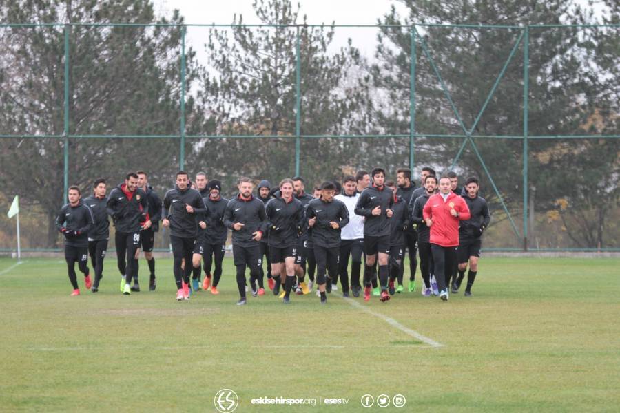 Eskişehirspor'un dün yaptığı antrenman renkli görüntülere sahne oldu. Çift kale maçta kazanan takımın motivasyon koçu gibi destek olan İbrahim Sissoko maç sonunda böyle sevindi. Linsansı çıkmayan futbolcuların bile Eskişehirspor'u bu kadar sahiplendiğini görmek teknik heyeti mutlu etti.