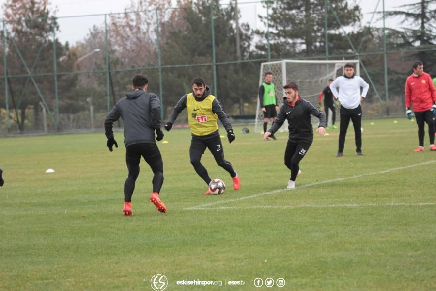 Eskişehirspor'un dün yaptığı antrenman renkli görüntülere sahne oldu. Çift kale maçta kazanan takımın motivasyon koçu gibi destek olan İbrahim Sissoko maç sonunda böyle sevindi. Linsansı çıkmayan futbolcuların bile Eskişehirspor'u bu kadar sahiplendiğini görmek teknik heyeti mutlu etti.