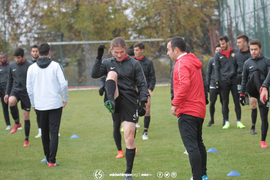 Eskişehirspor'un dün yaptığı antrenman renkli görüntülere sahne oldu. Çift kale maçta kazanan takımın motivasyon koçu gibi destek olan İbrahim Sissoko maç sonunda böyle sevindi. Linsansı çıkmayan futbolcuların bile Eskişehirspor'u bu kadar sahiplendiğini görmek teknik heyeti mutlu etti.