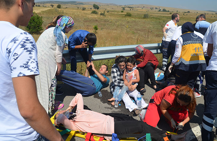 Kütahya'da, seyir halindeyken devrilen kamyondaki tomrukların bir otomobilin üzerine düşmesi sonucu 4'ü ağır 8 kişi yaralandı.