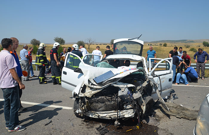 Kütahya'da, seyir halindeyken devrilen kamyondaki tomrukların bir otomobilin üzerine düşmesi sonucu 4'ü ağır 8 kişi yaralandı.