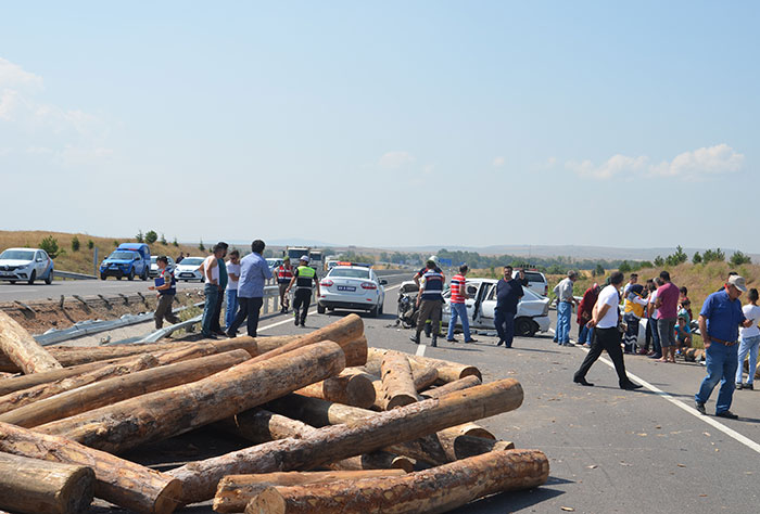 Kütahya'da, seyir halindeyken devrilen kamyondaki tomrukların bir otomobilin üzerine düşmesi sonucu 4'ü ağır 8 kişi yaralandı.