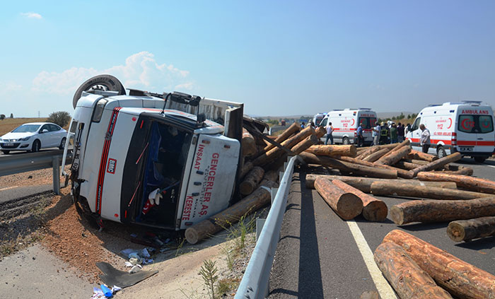 Kütahya'da, seyir halindeyken devrilen kamyondaki tomrukların bir otomobilin üzerine düşmesi sonucu 4'ü ağır 8 kişi yaralandı.