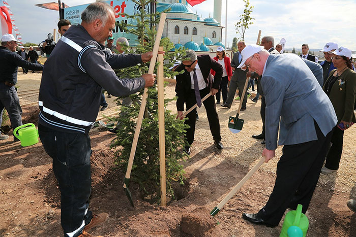 Odunpazarı Belediyesi, 3’üncü Ahşap Heykel Festivali ve 5’inci Cam Festivali kapsamında fidan dikim etkinliği ve Mehmet Erdem Konseri düzenledi. 