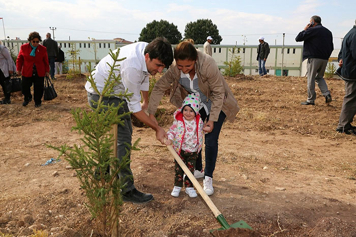 Odunpazarı Belediyesi, 3’üncü Ahşap Heykel Festivali ve 5’inci Cam Festivali kapsamında fidan dikim etkinliği ve Mehmet Erdem Konseri düzenledi. 