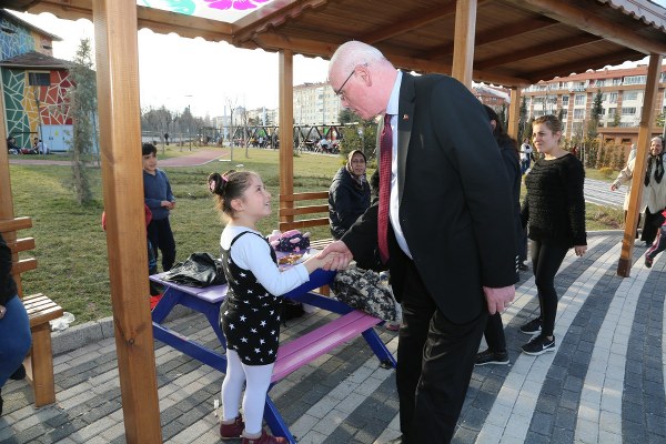 Odunpazarı Belediye Başkanı Kazım Kurt, Gökmeydan Mahallesi’nde yer alan Cumhuriyet Parkını gezdi. Parkta bulunan vatandaşlara sohbet eden Başkan Kurt, vatandaşların fotoğraf talebini reddetmeyerek bol bol fotoğraf çektirdi. Başkan Kurt, vatandaşların dilek ve şikâyetlerini de dinleyerek, notlar aldı.