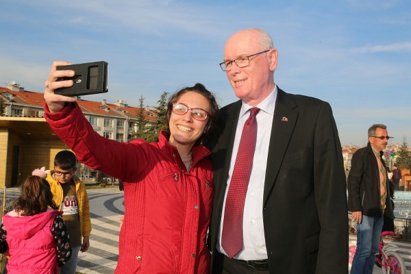 Odunpazarı Belediye Başkanı Kazım Kurt, Gökmeydan Mahallesi’nde yer alan Cumhuriyet Parkını gezdi. Parkta bulunan vatandaşlara sohbet eden Başkan Kurt, vatandaşların fotoğraf talebini reddetmeyerek bol bol fotoğraf çektirdi. Başkan Kurt, vatandaşların dilek ve şikâyetlerini de dinleyerek, notlar aldı.