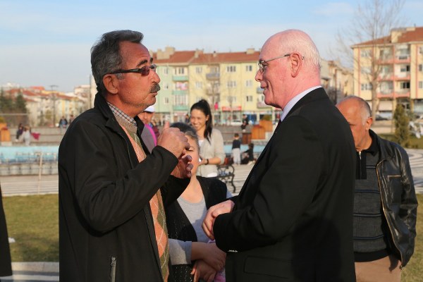 Odunpazarı Belediye Başkanı Kazım Kurt, Gökmeydan Mahallesi’nde yer alan Cumhuriyet Parkını gezdi. Parkta bulunan vatandaşlara sohbet eden Başkan Kurt, vatandaşların fotoğraf talebini reddetmeyerek bol bol fotoğraf çektirdi. Başkan Kurt, vatandaşların dilek ve şikâyetlerini de dinleyerek, notlar aldı.