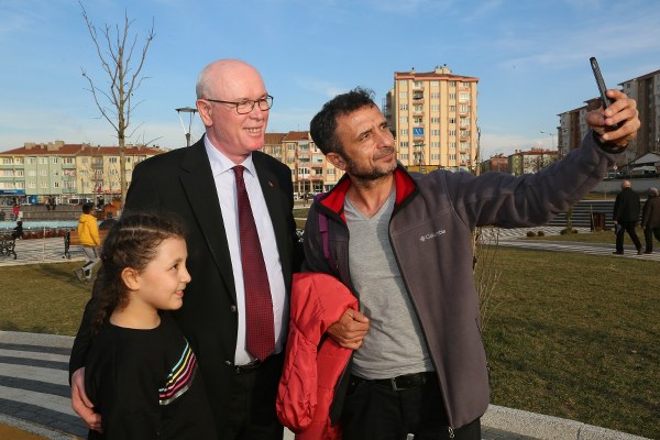 Odunpazarı Belediye Başkanı Kazım Kurt, Gökmeydan Mahallesi’nde yer alan Cumhuriyet Parkını gezdi. Parkta bulunan vatandaşlara sohbet eden Başkan Kurt, vatandaşların fotoğraf talebini reddetmeyerek bol bol fotoğraf çektirdi. Başkan Kurt, vatandaşların dilek ve şikâyetlerini de dinleyerek, notlar aldı.