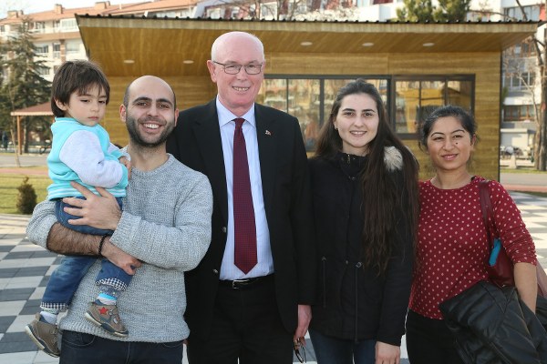 Odunpazarı Belediye Başkanı Kazım Kurt, Gökmeydan Mahallesi’nde yer alan Cumhuriyet Parkını gezdi. Parkta bulunan vatandaşlara sohbet eden Başkan Kurt, vatandaşların fotoğraf talebini reddetmeyerek bol bol fotoğraf çektirdi. Başkan Kurt, vatandaşların dilek ve şikâyetlerini de dinleyerek, notlar aldı.