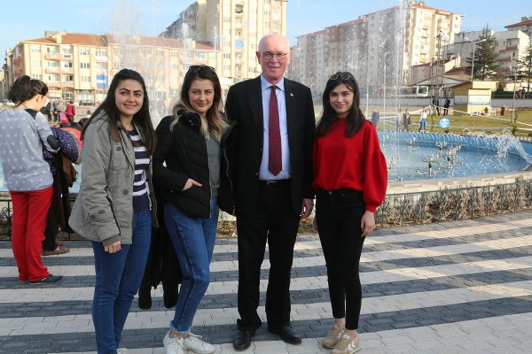 Odunpazarı Belediye Başkanı Kazım Kurt, Gökmeydan Mahallesi’nde yer alan Cumhuriyet Parkını gezdi. Parkta bulunan vatandaşlara sohbet eden Başkan Kurt, vatandaşların fotoğraf talebini reddetmeyerek bol bol fotoğraf çektirdi. Başkan Kurt, vatandaşların dilek ve şikâyetlerini de dinleyerek, notlar aldı.