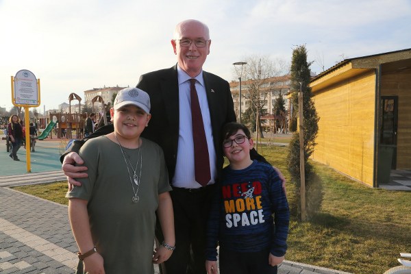 Odunpazarı Belediye Başkanı Kazım Kurt, Gökmeydan Mahallesi’nde yer alan Cumhuriyet Parkını gezdi. Parkta bulunan vatandaşlara sohbet eden Başkan Kurt, vatandaşların fotoğraf talebini reddetmeyerek bol bol fotoğraf çektirdi. Başkan Kurt, vatandaşların dilek ve şikâyetlerini de dinleyerek, notlar aldı.