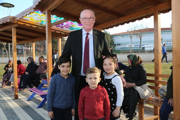 Odunpazarı Belediye Başkanı Kazım Kurt, Gökmeydan Mahallesi’nde yer alan Cumhuriyet Parkını gezdi. Parkta bulunan vatandaşlara sohbet eden Başkan Kurt, vatandaşların fotoğraf talebini reddetmeyerek bol bol fotoğraf çektirdi. Başkan Kurt, vatandaşların dilek ve şikâyetlerini de dinleyerek, notlar aldı.